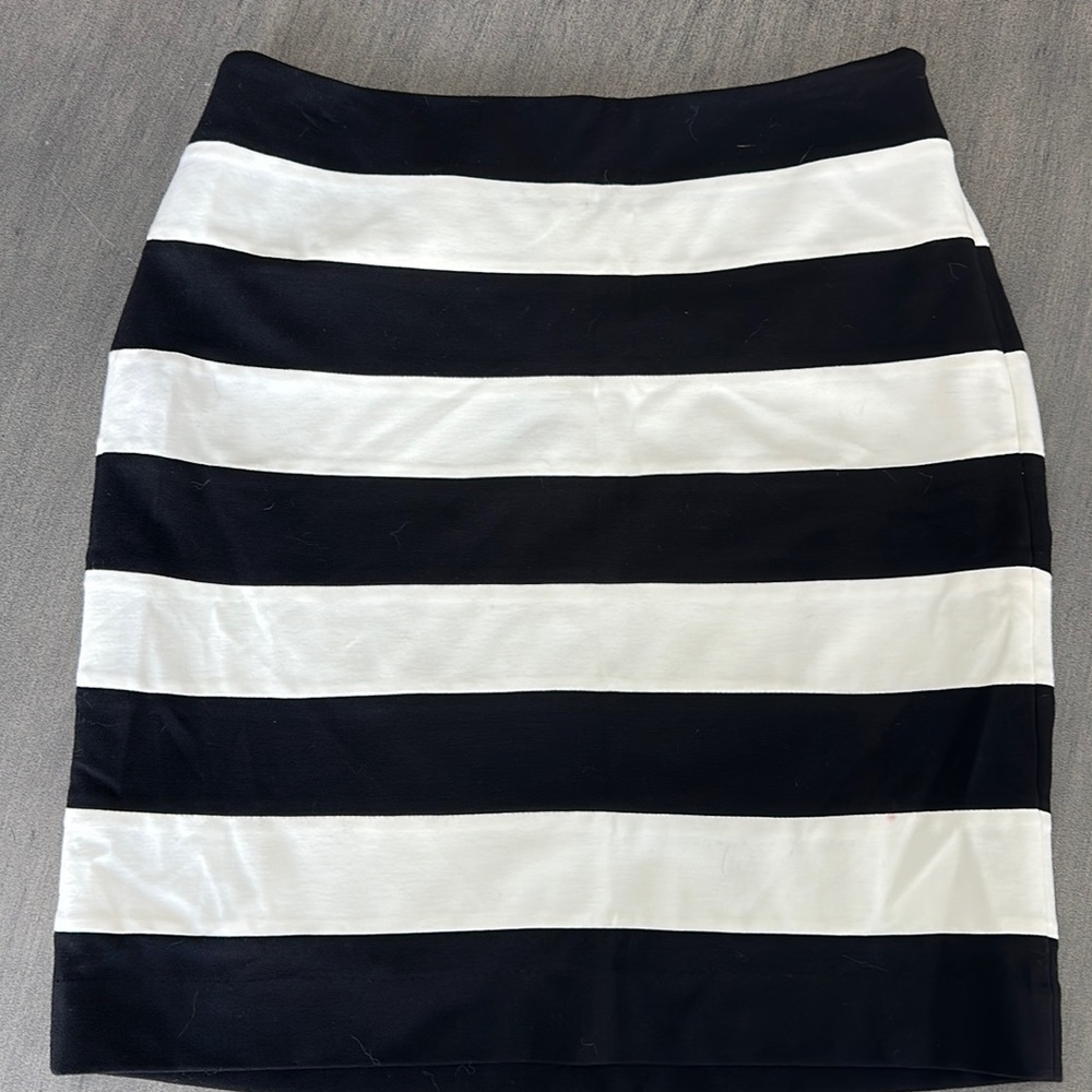 White House black market mini skirt black/white stripe NWT SZ 4